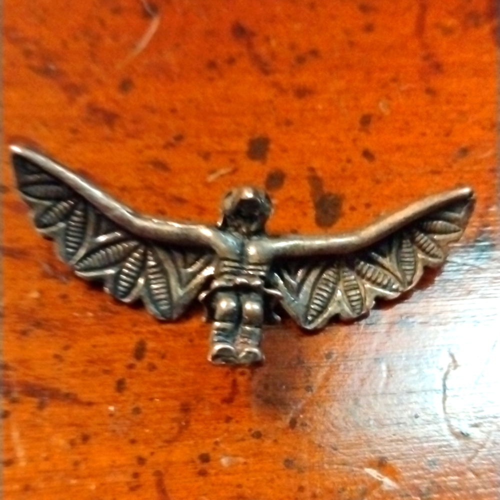 Eagle necklace pendant in like new condition